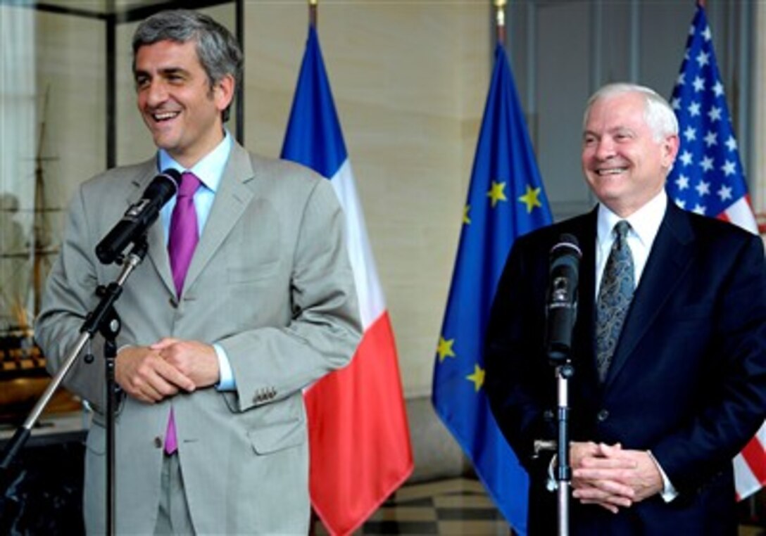 Defense Secretary Robert M. Gates and French Minister of Defense Herve Morin share a laugh during a press conference in Paris, June 5, 2007. 