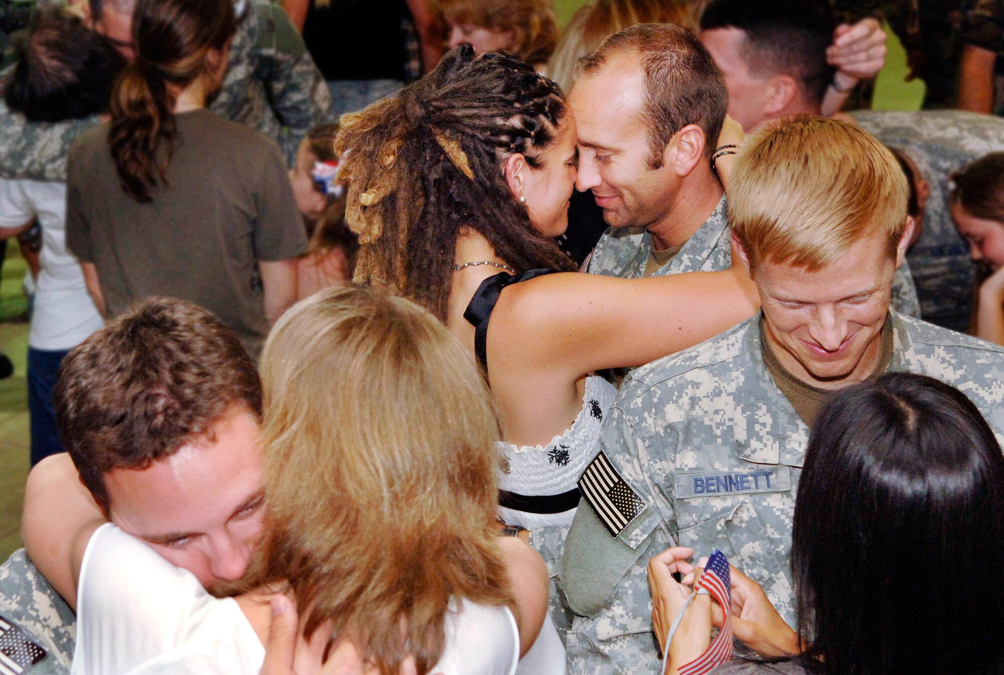 Airmen from the 3rd Air Support Operations Group greet loved ones following their return from a six-month deployment in Iraq June 5 at Fort Hood, Texas. The battlefield Airmen, comprised mainly of tactical air control party and joint terminal attack controllers are stationed along with more than 50,000 Soldiers at Fort Hood. (U.S. Air Force photo/Daren Reehl) 

