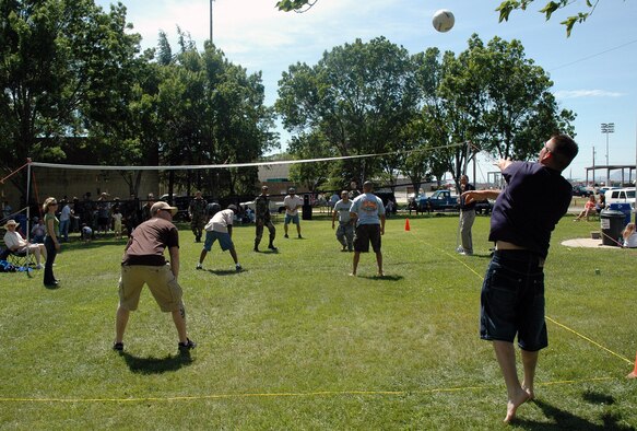 Reservists from the 940th Air Refueling Wing at Beale Air Force Base, Calif., participate in a game of volleyball during the wing’s annual family picnic. The picnic, which took place on the June Unit Training Assembly weekend, was open to friends and family of the 940th ARW. It also gave wing members an opportunity to show off their warfighting capabilities. (U.S. Air Force Photo/ Staff Sgt. Luke Johnson)

