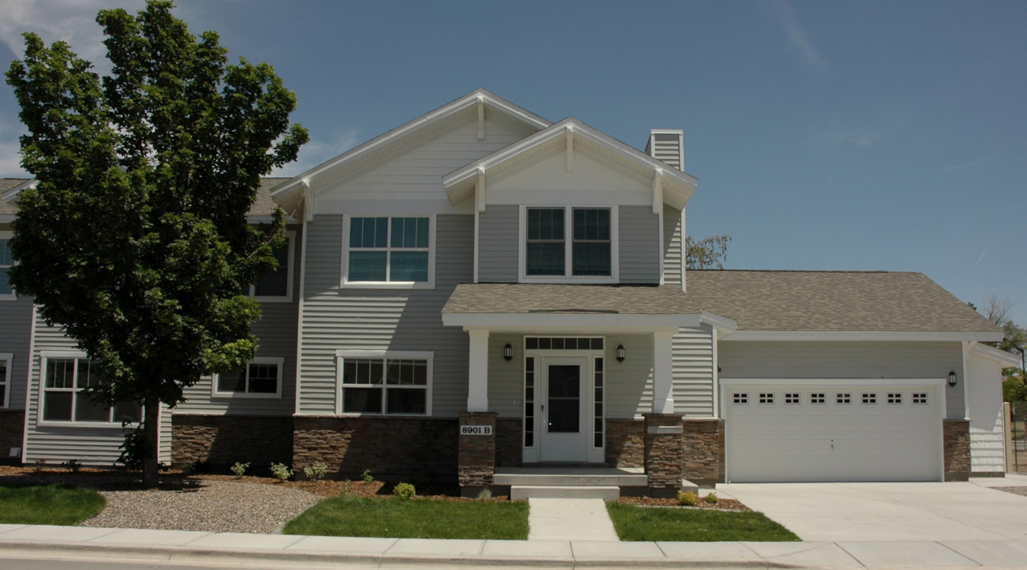 MOUNTAIN HOME AIR FORCE BASE, Idaho -- Recently completed duplexes line the streets of Raymond Smart Circle as the base’s housing construction plan continues here. Part of the base’s ongoing multi-year military housing construction plan, the 51 new homes on Raymond Smart Circle are scheduled to open here in late summer 2007 with 61 more housing units on James Taylor Circle due to open by the end of summer. (Air Force photo/ Senior Airman Megan P. Lyon)