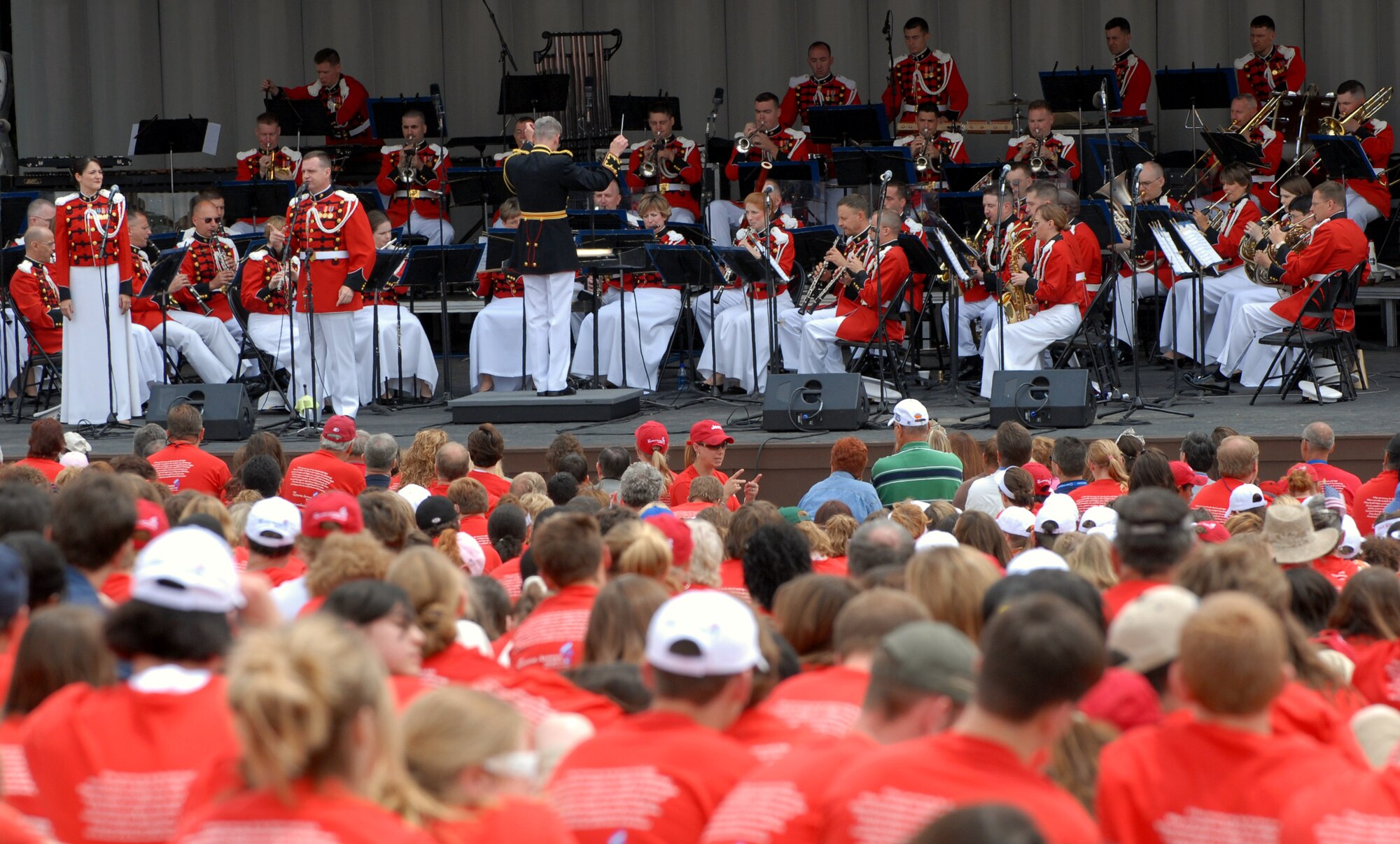 Thousands of school children listen to the "President's Own" U.S. Marine Band June 14 during the National Association for Music Education's National Anthem Project's grand finale at the Washington Monument on Flag Day.  The project is a multiyear effort to re-teach Americans "The Star-Spangled Banner."  (U. S. Navy photo/Petty Officer 2nd Class Molly A. Burgess)