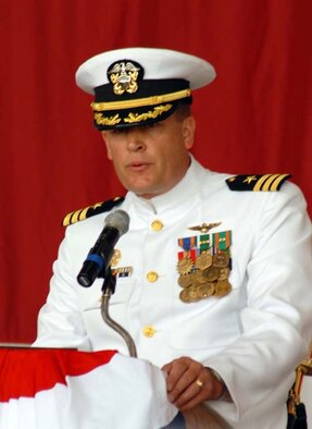 Cmdr. Dennis Warren speaks with his Sailors after taking command of Fleet Air Reconnaissance Squadron SEVEN in a ceremony June 12. (U.S. Navy photo by Petty Officer 1st Class Charles L. Ludwig)