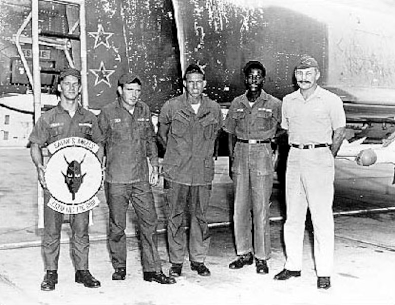 Legendary Fighter Pilot Robin Olds Dies U S Air Force Article