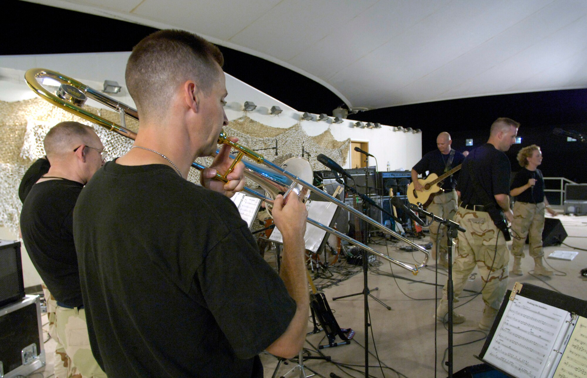 Expeditionary bands play for troops in Southwest Asia >Air Force >Article Display» loading=»lazy» style=»clear:both; float:left; padding:10px 10px 10px 0px;border:0px; max-width: 360px;»></a></a> Bastaba un gol y se hizo esperar hasta el inicio del segundo tiempo cuando Morena recogía el rechace de un disparo al larguero de Saura y marcaba el definitivo 1-0 que hacía al Valencia supercampeón de Europa, segundo título a las órdenes del técnico Pasieguito. 25 historias del Valencia CF que quizá no conozcas, de José Ricardo March. La primera vuelta del campeonato 1980/81 el equipo iba segundo en la clasificación y todo hacía presagiar una gran temporada, sobre todo tras haber conquistado la Supercopa de Europa en diciembre, pero una malísima racha de resultados en la segunda vuelta hicieron al equipo caer hasta el sexto puesto. Las obras en el estadio supusieron para el club una deuda acumulada importantísima que se tradujo en un equipo cada vez más debilitado. En abril de 1978 se aprobó la remodelación del Estadio Luis Casanova para acoger partidos del Mundial 1982, obras que empezarían en mayo tras finalizar la temporada y que supusieron la remodelación más profunda de las que ha sometido el estadio, sumiendo al club en una fuerte deuda los años posteriores. En enero de 1923, decidieron comprar 10.000 m² de terreno, situados a 500 metros más al norte del Campo de Algirós, por 316.439,20 pesetas (una cantidad considerable para la época) que se financió a base de créditos.</p>
<p>Si tiene alguna pregunta relacionada con exactamente dónde y cómo usar <A href='https://www.micamisetanba.com/camisetas-boston-celtics'>camiseta boston celtics 2023</A> , puede hacerse con nosotros en nuestra propia página web.</p>
											</div><!-- .entry-content -->

		
						<div class=