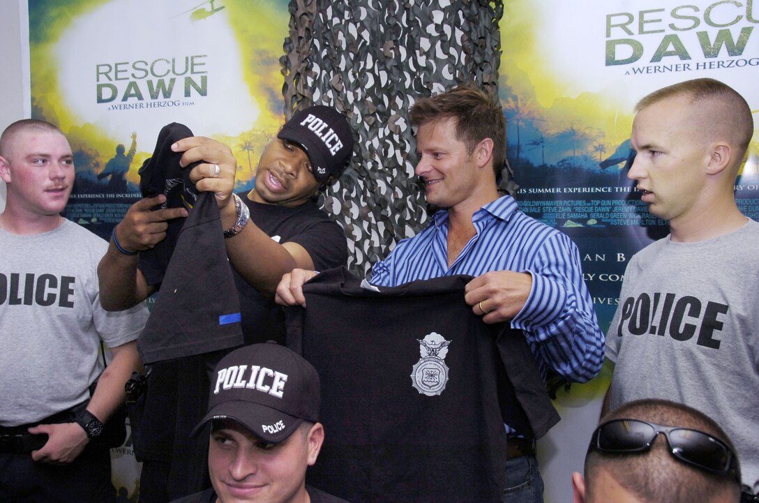 Air Force Staff Sgt. Quentin Floyd from the 316th Security Forces Squadron Visitor Control Center presents actor Steve Zahn with a squadron T-Shirt to commemorate Zahn’s visit to Andrews Air Force Base, Md. June 18, 2007. Zahn came to Andrews for a free prescreening of the new movie, “Rescue Dawn.” (U.S. Air Force photo by Bobby Jones)