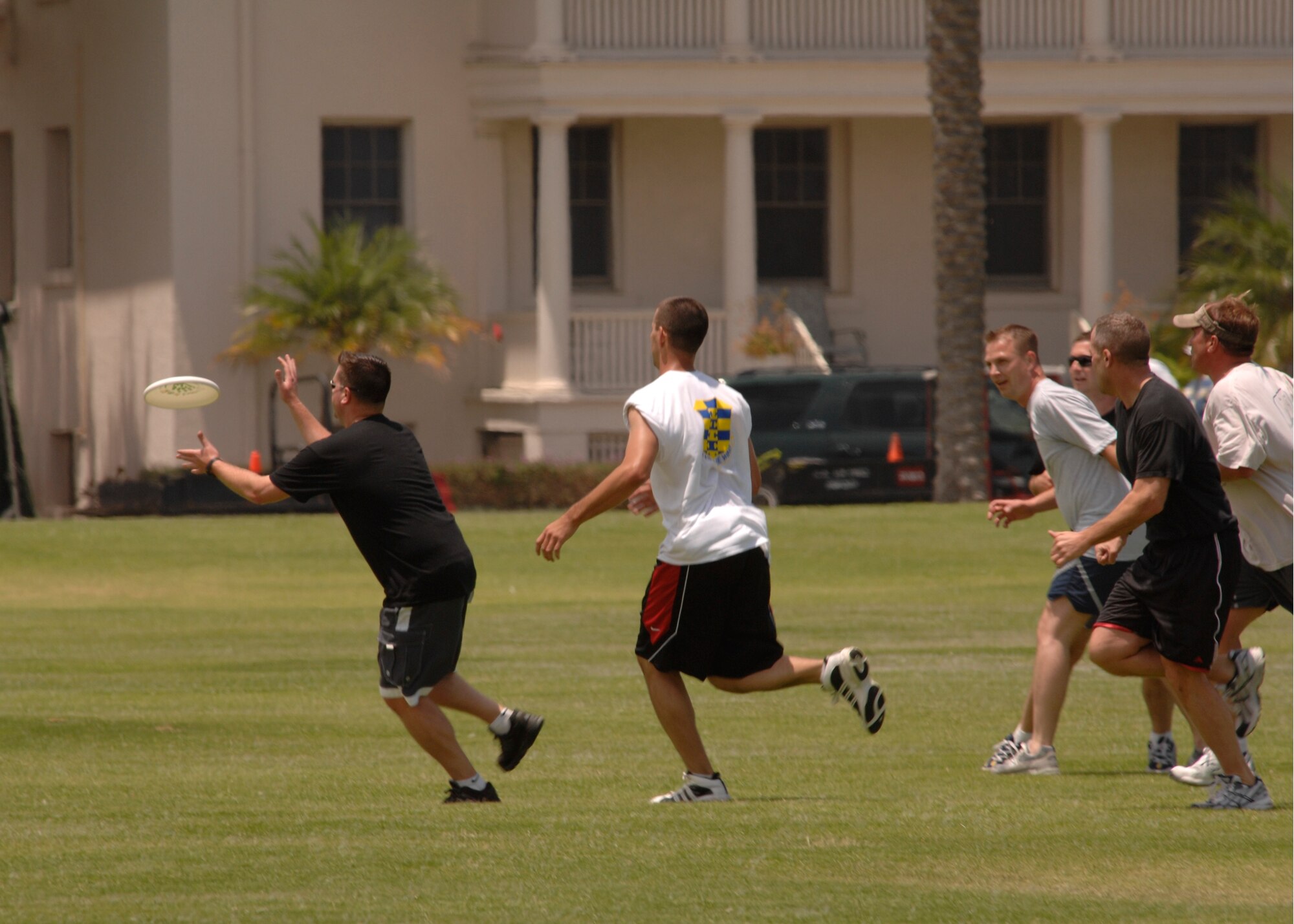 Capt. Jim Wecht catches a Frisbee during a match between the Space Superiority Systems and the 61st Air Base wings at the 2007 SMC Sports Day, June 15. The Space Superiority Systems Wing took the day’s overall title. (Photo by Joe Juarez)