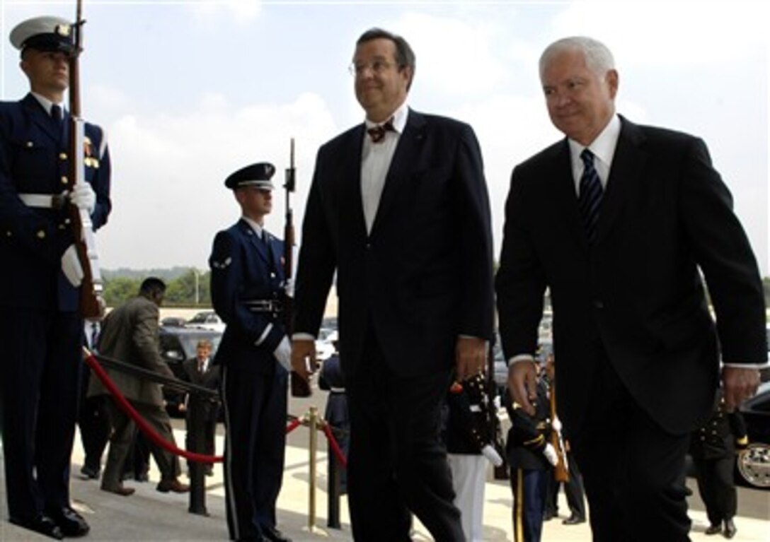 Defense Secretary Robert M. Gates (right) walks with President of Estonia Toomas Ilves upon his arrival at the Pentagon, June 26, 2007.  