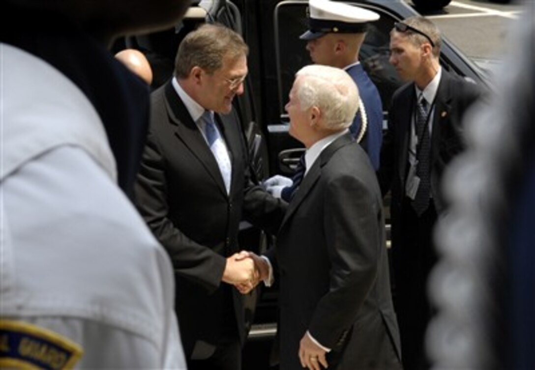 Defense Secretary Robert M. Gates (right) greets German Defense Minister Franz Josef Jung upon his arrival at the Pentagon, June 26, 2007.  