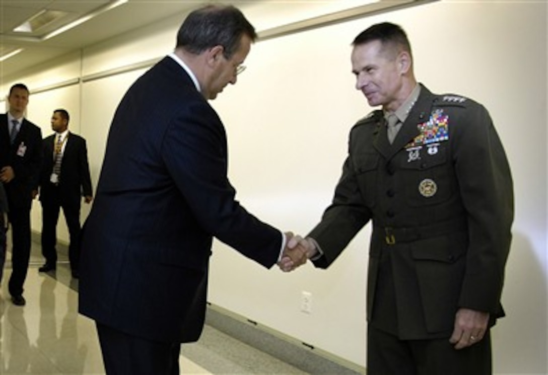 President of Estonia Toomas Ilves meets with U.S. Marine Gen. Peter Pace, chairman of the Joint Chiefs of Staff, upon his arrival at the Pentagon to meet with Defense Secretary Robert M. Gates, June 26, 2007.  