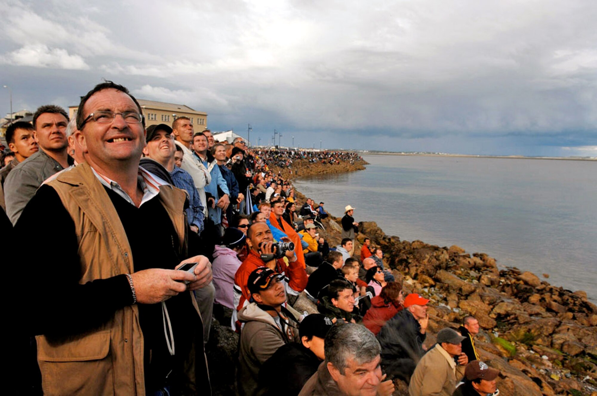 Crowds watch as the Air Force Thunderbirds fly overhead at the Salthill Air Show in Galway, Ireland, June 24. This is the first time the Thunderbirds have performed over Irish soil. More than 100,000 people attended the air show, which was the team's first stop on their 2007 European Goodwill Tour. (U.S. Air Force Photo/Tech. Sgt. Justin Pyle) 