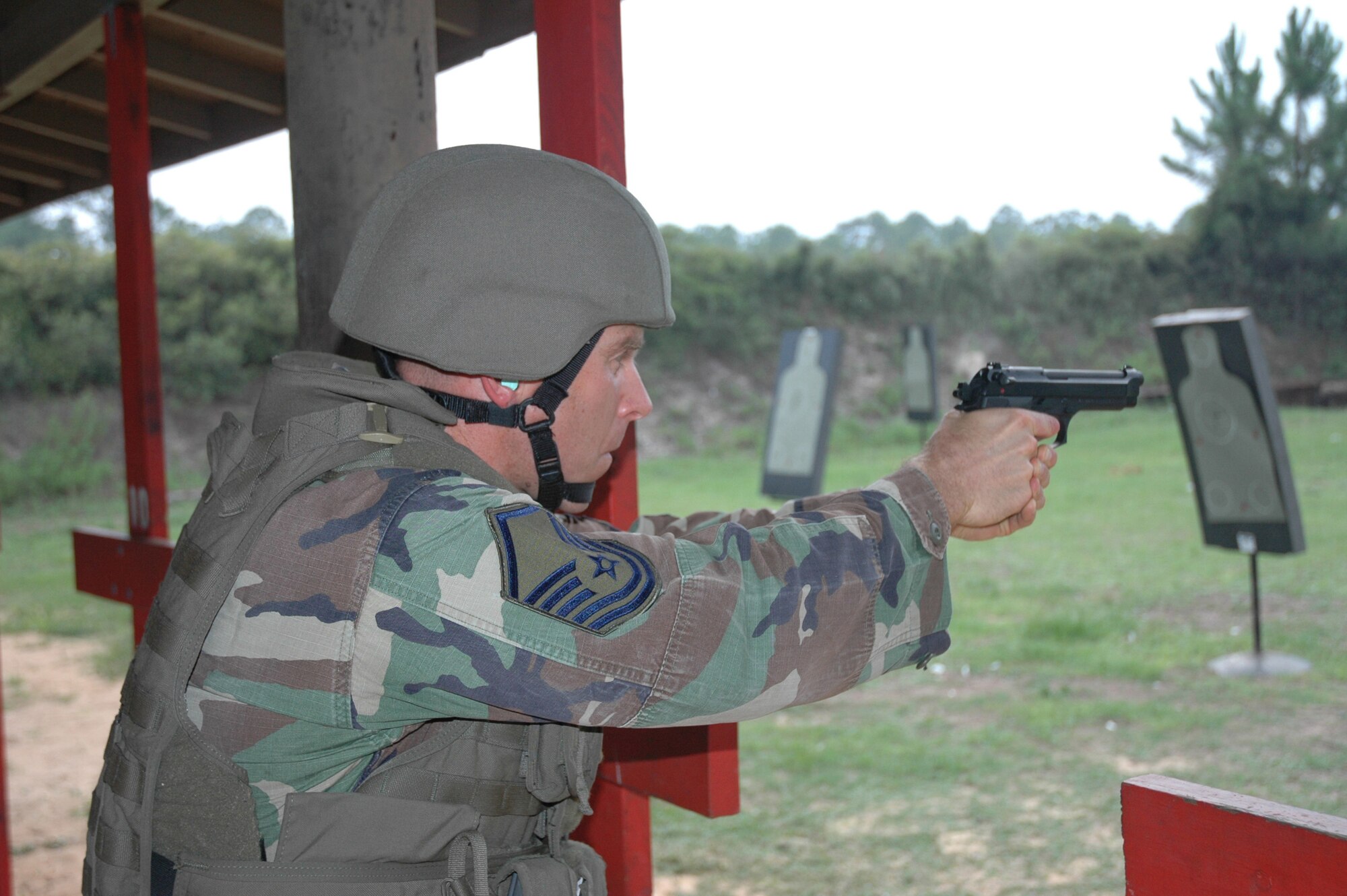 MSgt Dale Zmuda of AFSOC shoots an advanced combat course during the DAGRE training at Hurlburt Field, FL. (Photo by Major Scott Covode) (released)