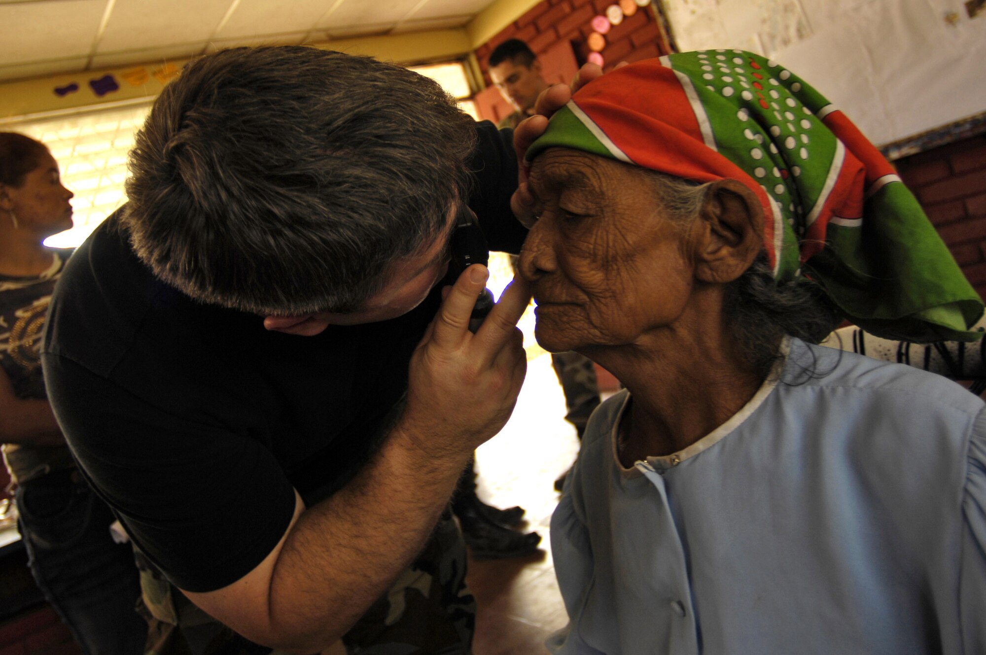 Maj. Michael Osterhoudt assesses a woman's eyesight while participating in Medical Readiness Training Exercises in Santa Teresa Feb. 26 during New Horizons - Nicaragua 2007. The $7.25 million joint U.S. and Nicaraguan military humanitarian and training exercise, provides a new school and medical clinic, as well as free health and veterinary care, giving aid and strengthening bonds between the two nations. Major Osterhoudt is from the 9th Medical Group at Beale Air Force Base, Calif. (U.S. Air Force photo/Tech. Sgt. Kevin P. Milliken)

