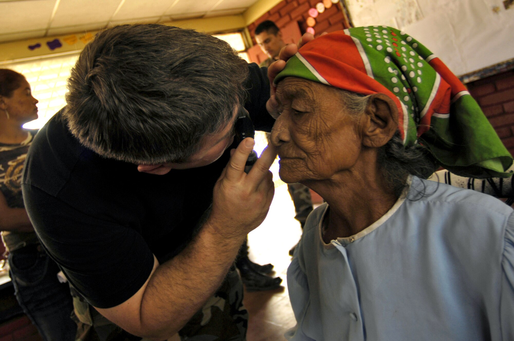 Maj. Michael Osterhoudt, deployed with 820th Expeditionary RED HORSE Squadron, assesses a woman's eyesight Feb. 26 while participating in Medical Readiness Training Exercises in Santa Teresa, during New Horizons-Nicaragua 2007.  Major Osterhoudt is from Beale Air Force, Calif.  (U.S. Air Force photo/Tech. Sgt. Kevin P. Milliken)