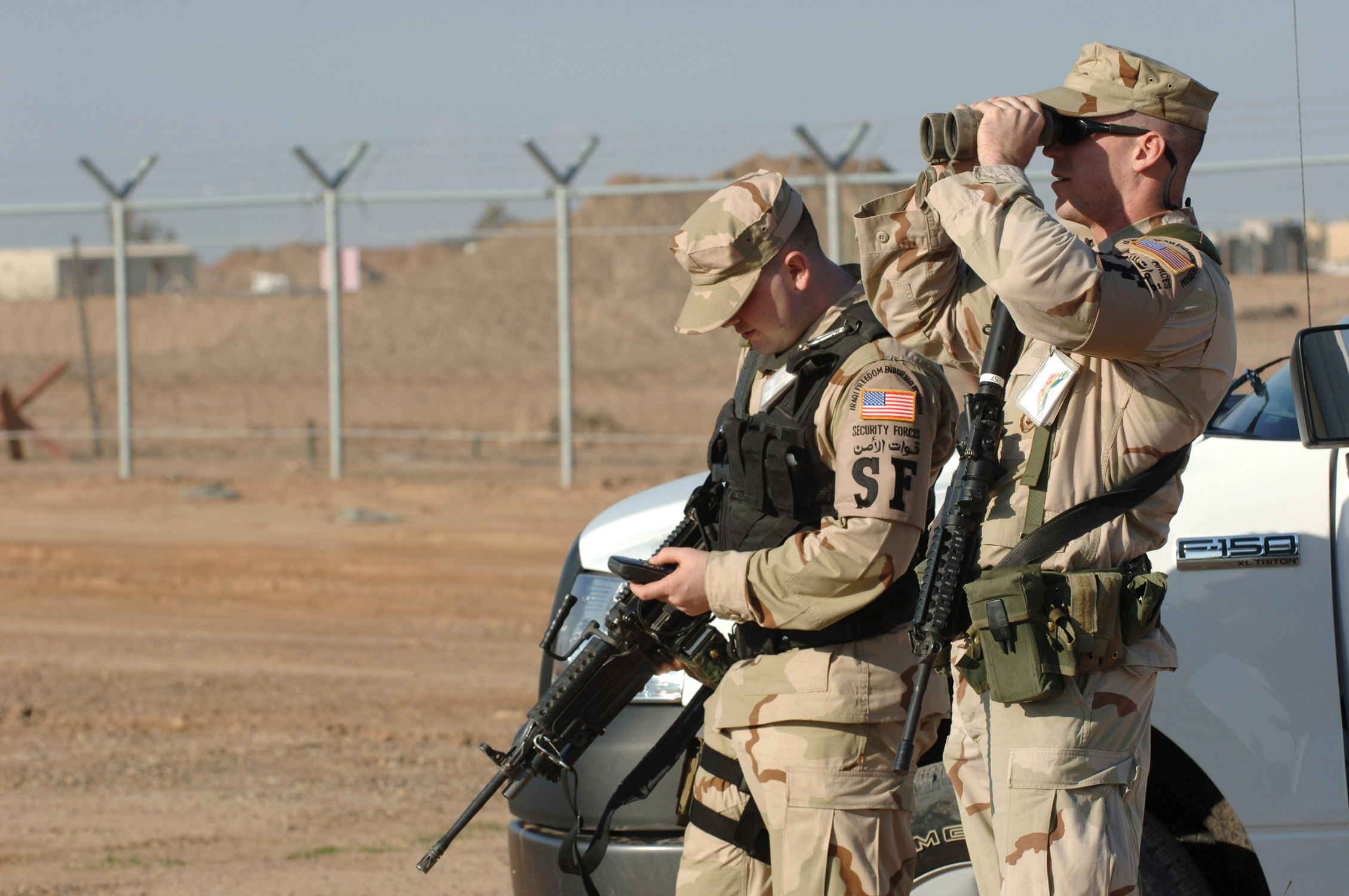 商品画像：Fly Away Security Team Airmen provide protection in Iraq's 4
