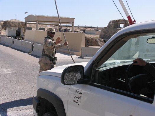 A 386 ESFS Entry Controller tells a driver to stay in position until he clears the diving path.    