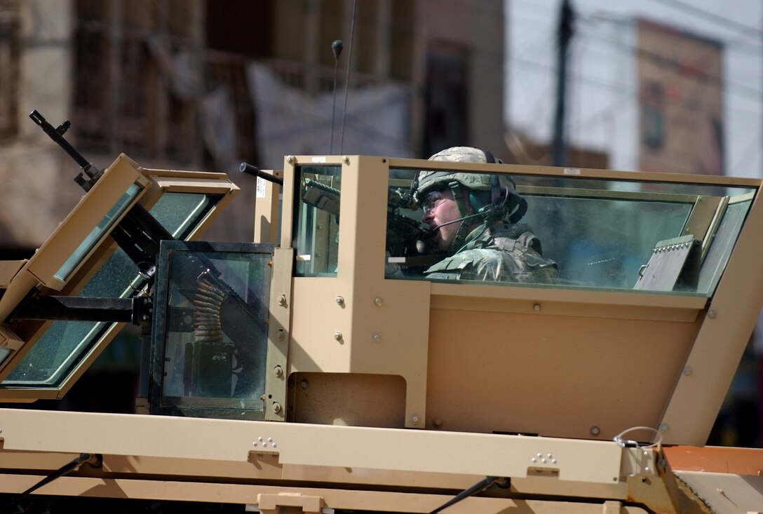 A U.S. Army soldier, assigned to the the 402nd Civil Affairs Battalion, provides security for his convoy in Samarra, Iraq, Feb. 28, 2007.