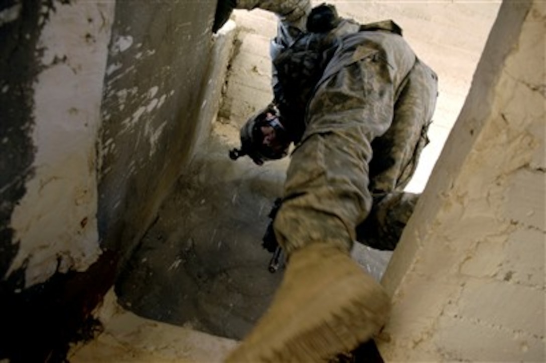 U.S. Army Sgt. 1st Class Jayson Teague, assigned to 4th Platoon, Delta Company, 2nd Battalion, 27th Infantry Regiment, Schofield Barracks, Hawaii, climbs down a guard tower after looking for a sniper during a Iraqi police patrol of Riyahd, Iraq, March 6, 2007.