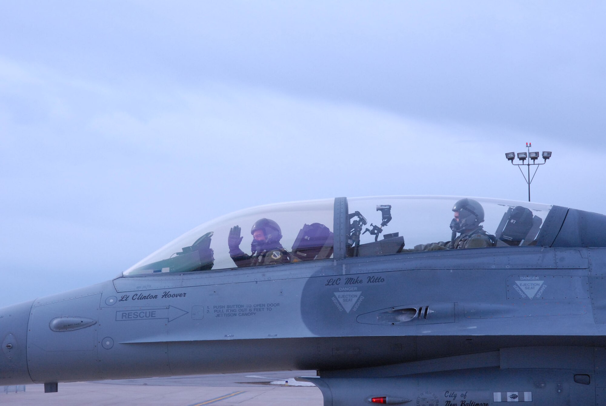 BUCKLEY AIR FOPRCE BASE, Colo. -- Maj. Gen. Mason C. Whitney (left), the outgoing Colorado National Guard adjutant general, waves just before taking off on his final flight in an F-16 March 8. General Whitney retires March 24 after seven years of service as Colorado's highest-ranking military commander. (U.S. Air Force Photo by Senior Master Sgt. John Rohrer)