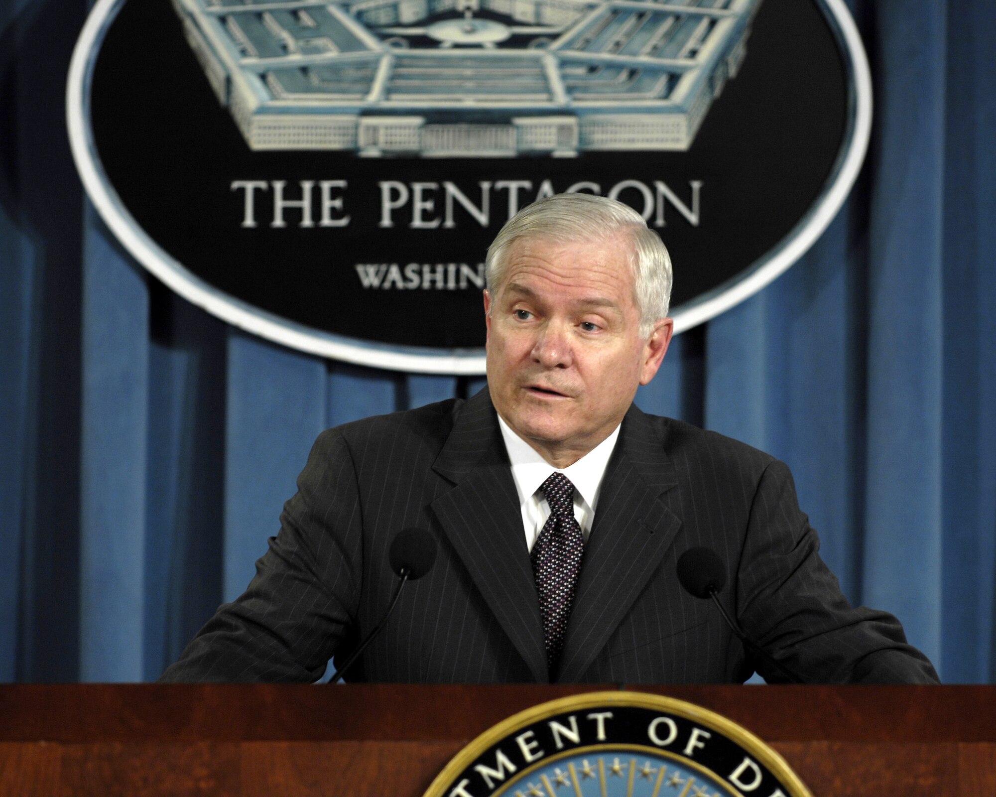 Secretary of Defense Robert M. Gates has released a statement to all servicemembers and their families about his commitment to give the very best this country can provide all injured troops.  (DOD photo/Cherie Thurlby)