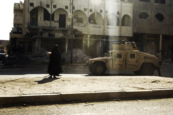 An Iraqi woman sells bread to motorists in Kirkuk, Iraq, Jan. 28, 2007.  (U.S. Air Force photo by Tech. Sgt. Maria J. Bare) (Released) 