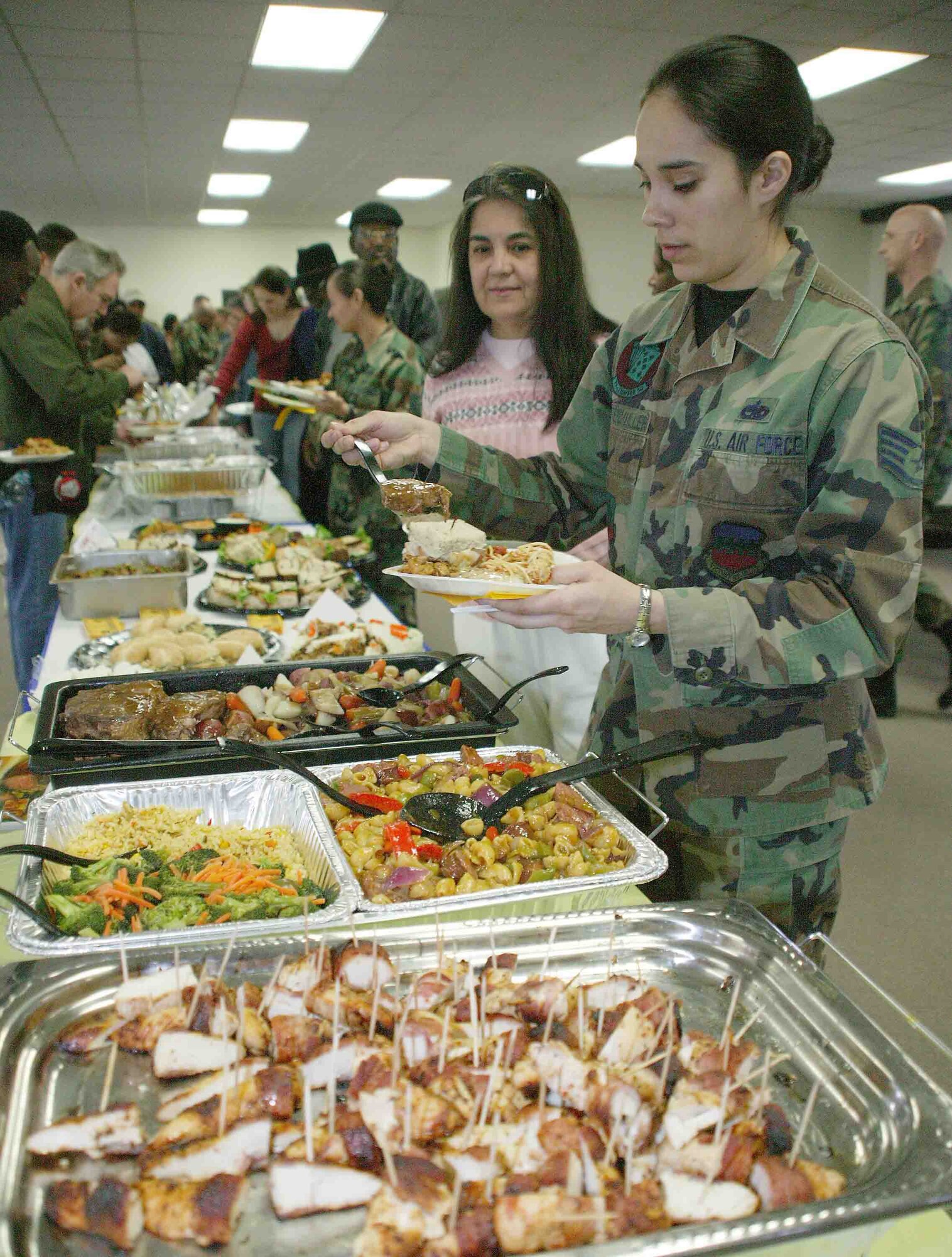 SHAW AIR FORCE BASE, S.C. -- Shaw members fill up their plates March 9 at the Healthy Choice Sampler in the community center. At the free event, which was hosted by the health and wellness center, 13 local restaurants served their health food samplers to show Shaw members that eating out can be healthy as well as delicious. (U.S. Air Force photo/Senior Airman John Gordinier) 