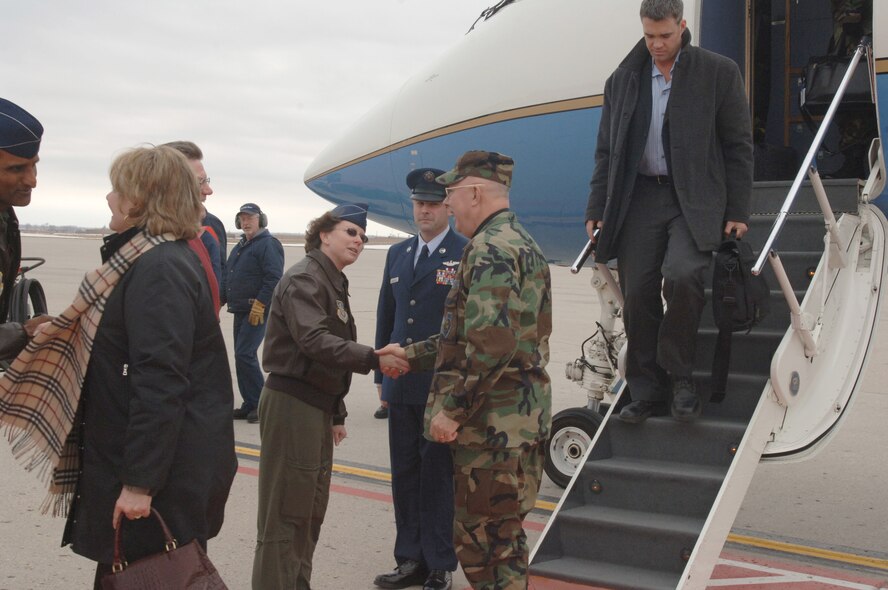 GRAND FORKS AIR FORCE BASE, N.D. – Air Force Chief of Staff Gen. T. Michael Moseley is greeted by Col. Diane Hull, 319th Air Refueling Wing commander. During his visit here, the general talked about the future unmanned aerial vehicle mission and the possibility of the yet-to-be-selected tanker replacement, KC-X (U.S. Air Force photo/Airman 1st Class Chad Kellum).