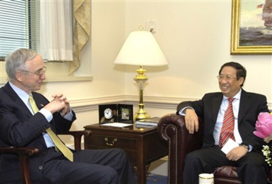 Deputy Secretary of Defense Gordon England, left, hosts a Pentagon meeting, March 16, 2007, with visiting Vietnamese Deputy Prime Minister/Minister of Foreign Affairs Pham Gia Khiem.