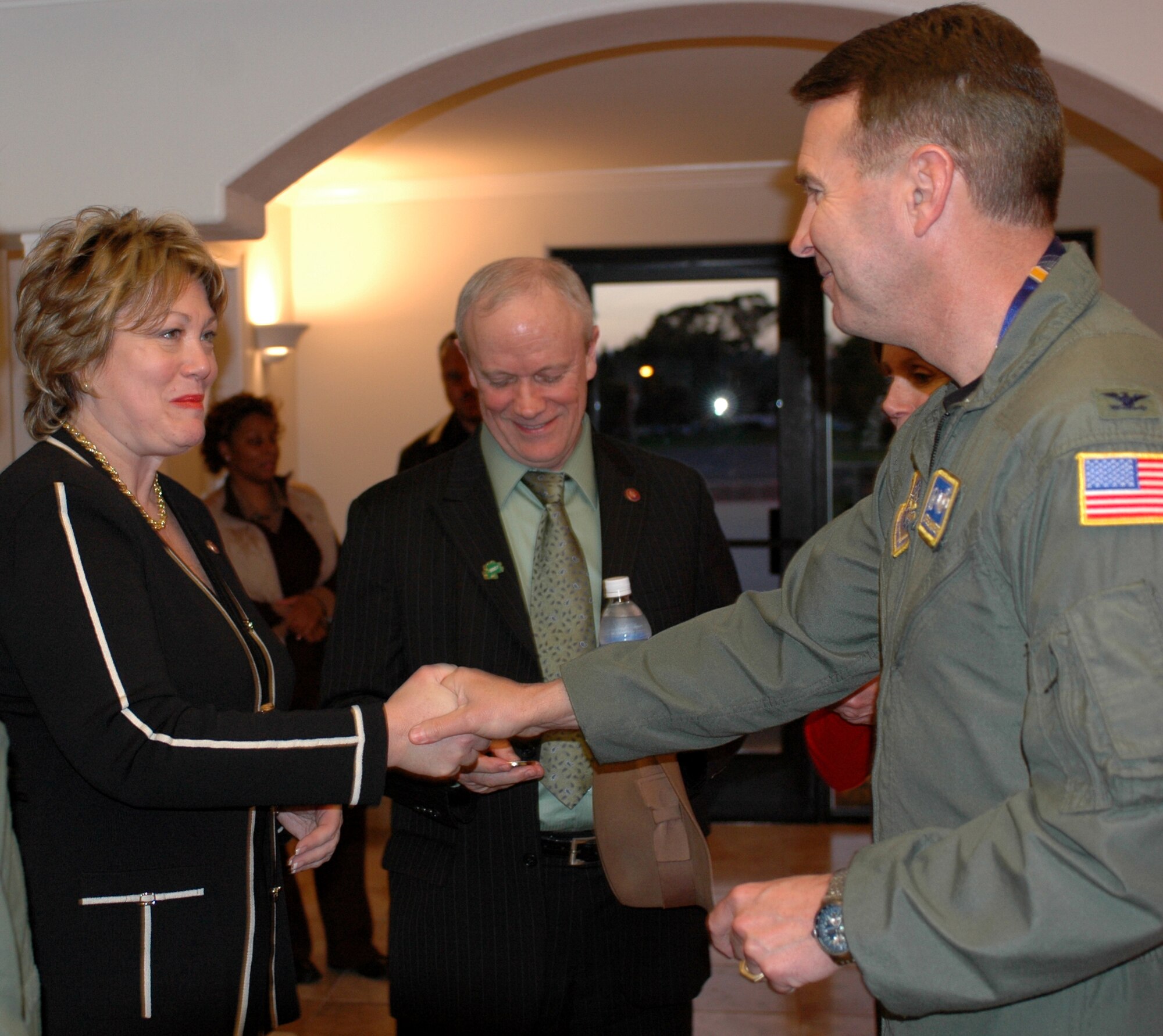 Col. Steve Arquiette, 60th Air Mobility Wing commander, welcomes Representative Ellen Tauscher, (D-Calif.), as she arrives March 15. Mrs. Tauscher and the Speaker of the House, Nancy Pelosi, (D-Calif.), visited California last week. (U.S. Air Force photo by Airman Kristen Rohrer)