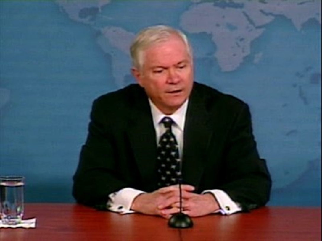 Secretary of Defense Robert Gates speaks with Pentagon reporters at a media roundtable March 22, 2007.       