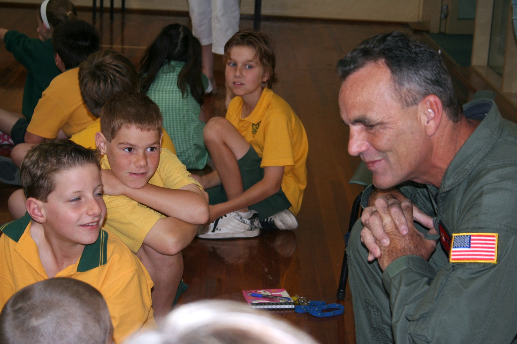 Master Sgt. Chuck Fish talks with children from Lara Primary School in Victoria, Australia, March 22 about his experiences in the Air Force.  Sergeant Fish is the operations superintendent for the 535th Airlift Squadron at Hickam Air Force Base, Hawaii. (U.S. Air Force photo/Capt. Yvonne Levardi) 