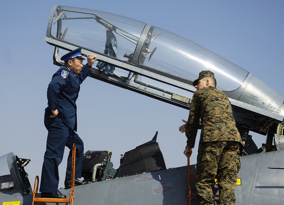 Chinese Air Force Senior Col. Wang Wei and the Chairman of the Joint Chiefs of Staff, Marine Gen. Peter Pace talk "Air Power" while looking into the cockpit of a Chinese Su-27 Flanker fighter at Anshan Airfield, China, March 24, 2007. 