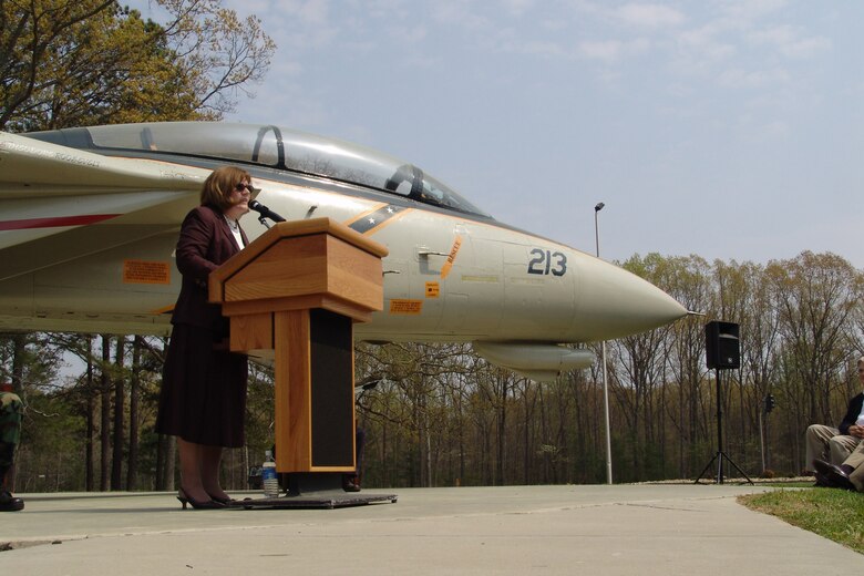 Retired Navy Capt. Rosemary Mariner, the first military woman to command an operational fleet squadron, speaks at Arnold Air Force Base, Tenn., March 30 at the F-14 Tomcat Dedication Ceremony in honor of the late Lt. Kara Hultgreen, the Navy’s first female carrier-based combat fighter pilot who was killed in a crash in October 1994 in the F-14 she was piloting. (Photo by Joel Fortner)