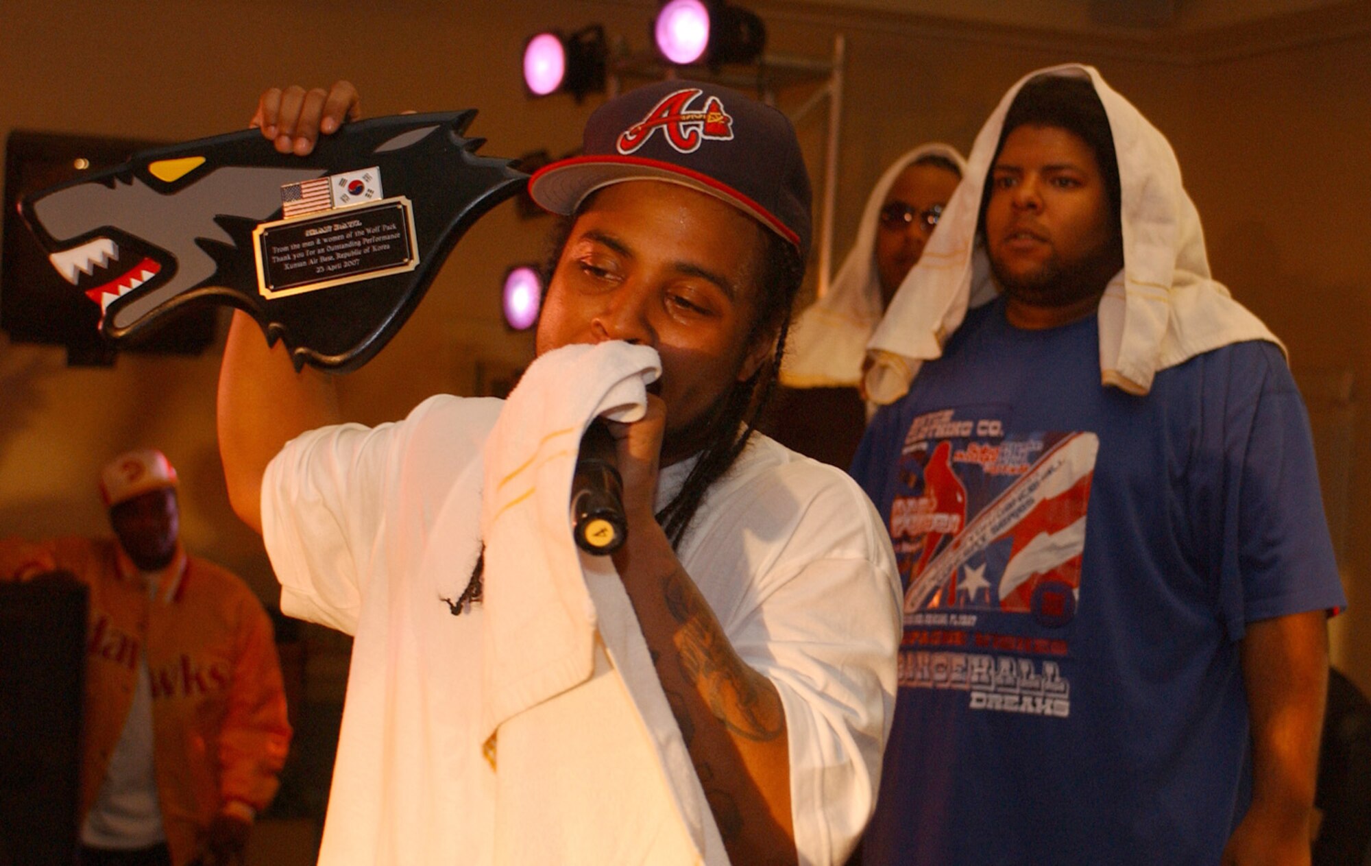 Hip-hop artist Sean P entertains Wolf Pack > Kunsan Air Base