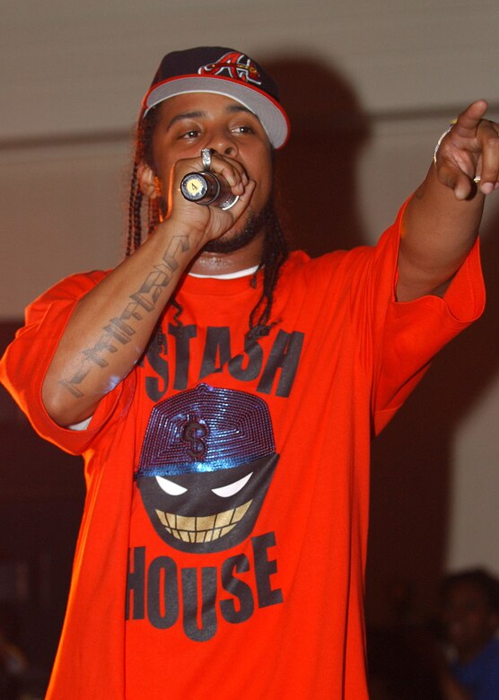 Hip Hop Artist Sean P Entertains Wolf Pack Kunsan Air Base Commentaries