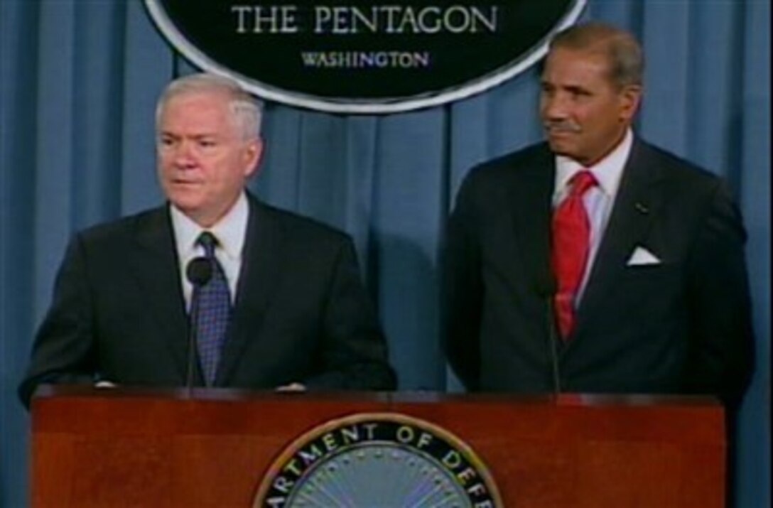 Defense Secretary Robert M. Gates gives opening remarks at the Pentagon, May 2, 2007, before introducing former Secretary of the Army Togo West, a member of the Independent Review Group which was formed to look into conditions at Walter Reed Army Medical Center and National Naval Medical Center.