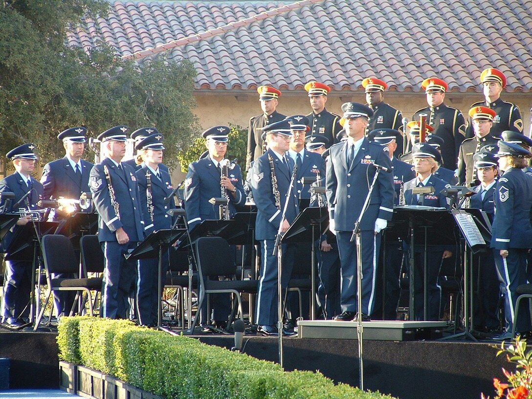 The USAF Band of the Golden West and The US Army Chorus’ beautiful renditions of patriotic and sacred music added solemnity to the event honoring the memory of one of America’s greatest presidents.