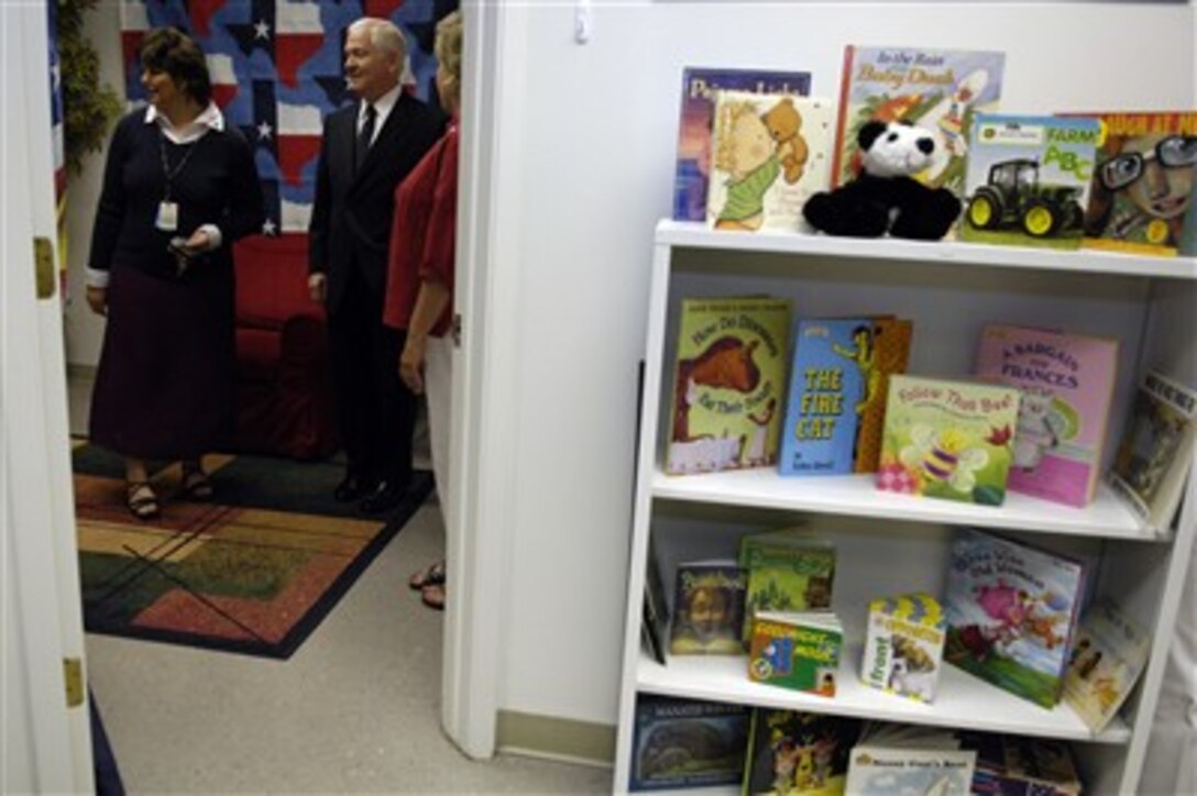 Defense Secretary Robert M. Gates receives a tour of the USO Reading Room at the Dallas/Fort Worth airport, Texas, May 3, 2007.  The reading room was designed to give soldiers the opportunity to read books to their children via videotape while they are deployed in Iraq.  