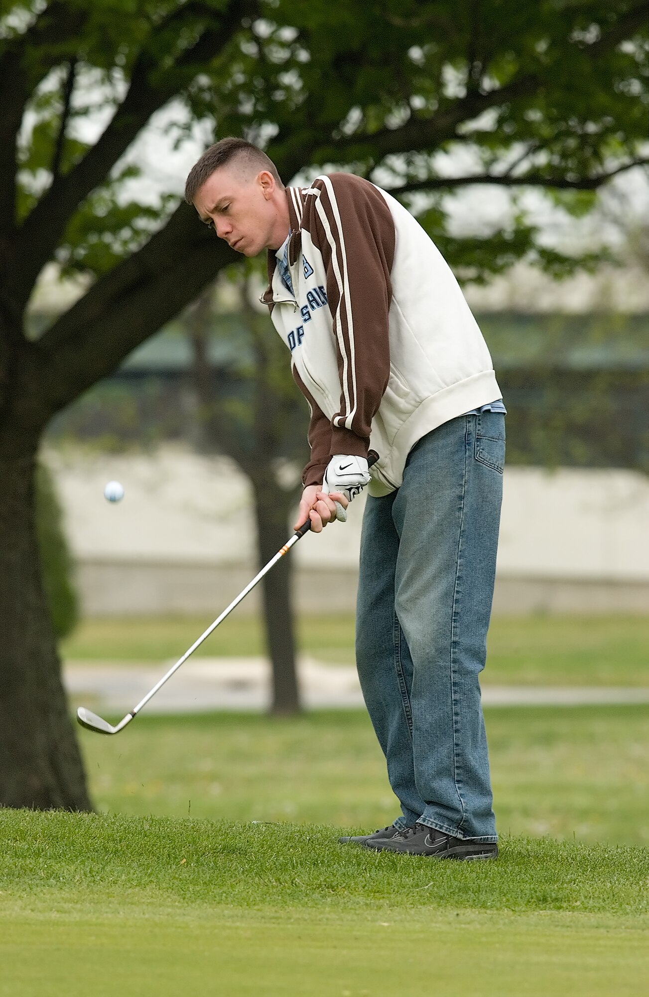 DOVER AIR FORCE BASE, Del. -- Staff Sgt. Ryan Shropshire, 436th Maintenance Operations Squadron, chips during the golf tournament Wednesday. (U.S. Air Force photo/Jason Minto) 
