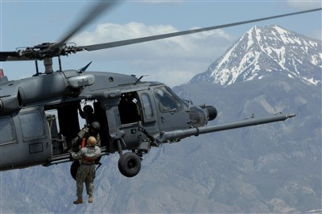 A Utah Army National Guard soldier from the 19th Special Forces is hoisted up to an HH-60 Pave Hawk helicopter during a combat search and rescue integration exercise over the Utah Test and Training Range in Sandy, Utah, May 3, 2007.