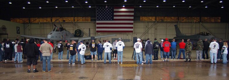 KUNSAN AIR BASE, Republic of Korea  May 12, 2007 -- Spectators from Kunsan and Osan Air Bases watch as weapons loading teams from the 8th and 51st Aircraft Maintenance Squadrons respectively prepare their aircrafts for the May 12 semi-annual 7th Air Force peninsula-wide weapons loading competition here. This competition is held between Osan and Kunsan twice a year, once at each base. (U.S. Air Force photo/Senior Airman Steven Doty) 