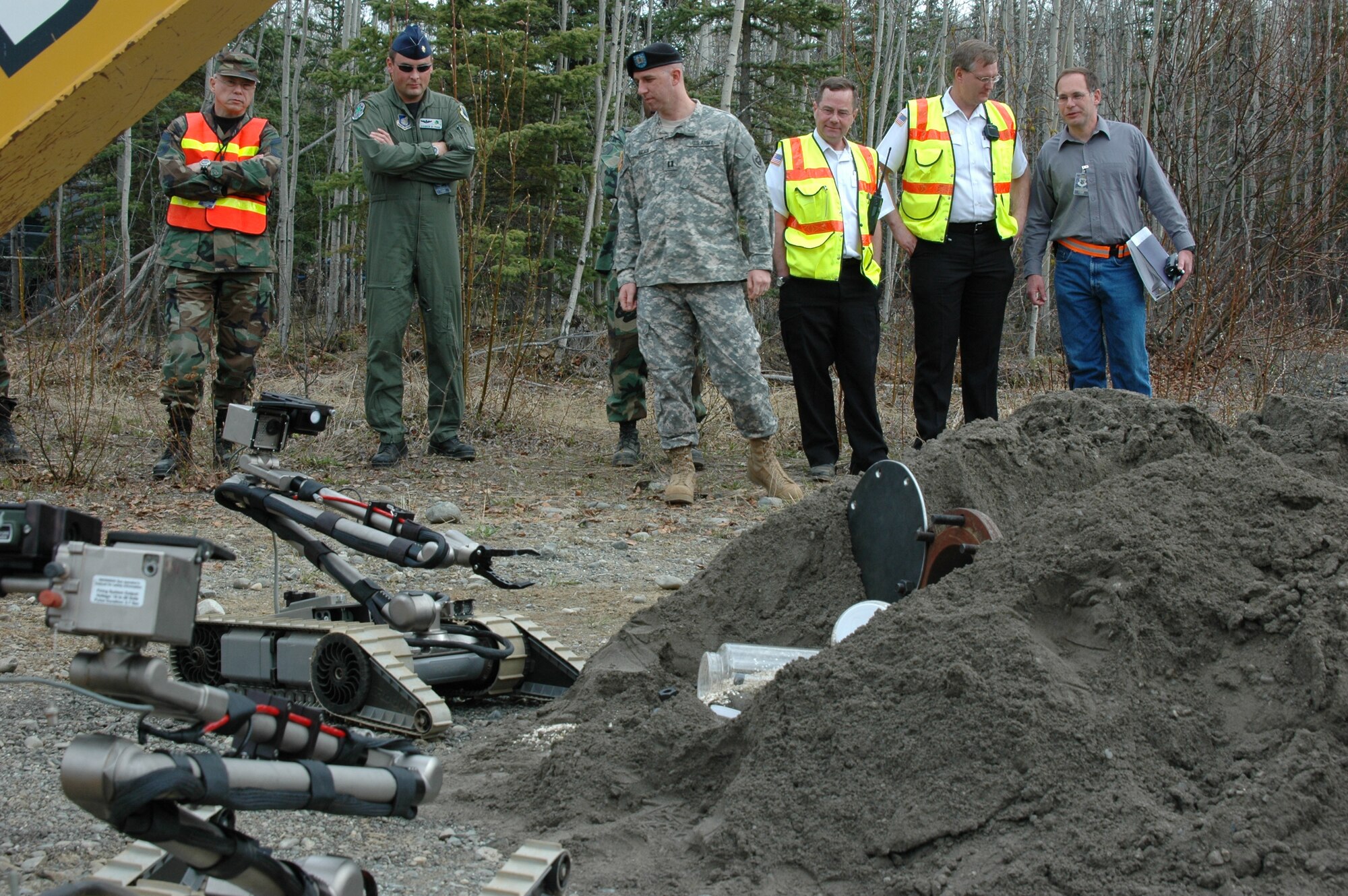 Anchorage, AK – Joint Forces Alaska observe the reconnaissance activity of Unmanned Ground Vehicles (UGV) during a hazardous material detection scenario during Alaska Shield/Northern Edge. Exercise Alaska Shield / Northern Edge 07 is a state of Alaska / US Northern Command sponsored homeland defense / defense support of civil authorities exercise; part of the national-level Ardent Sentry / Northern Edge 07 exercise.  Photo by Senior Airman Garrett Hothan.
