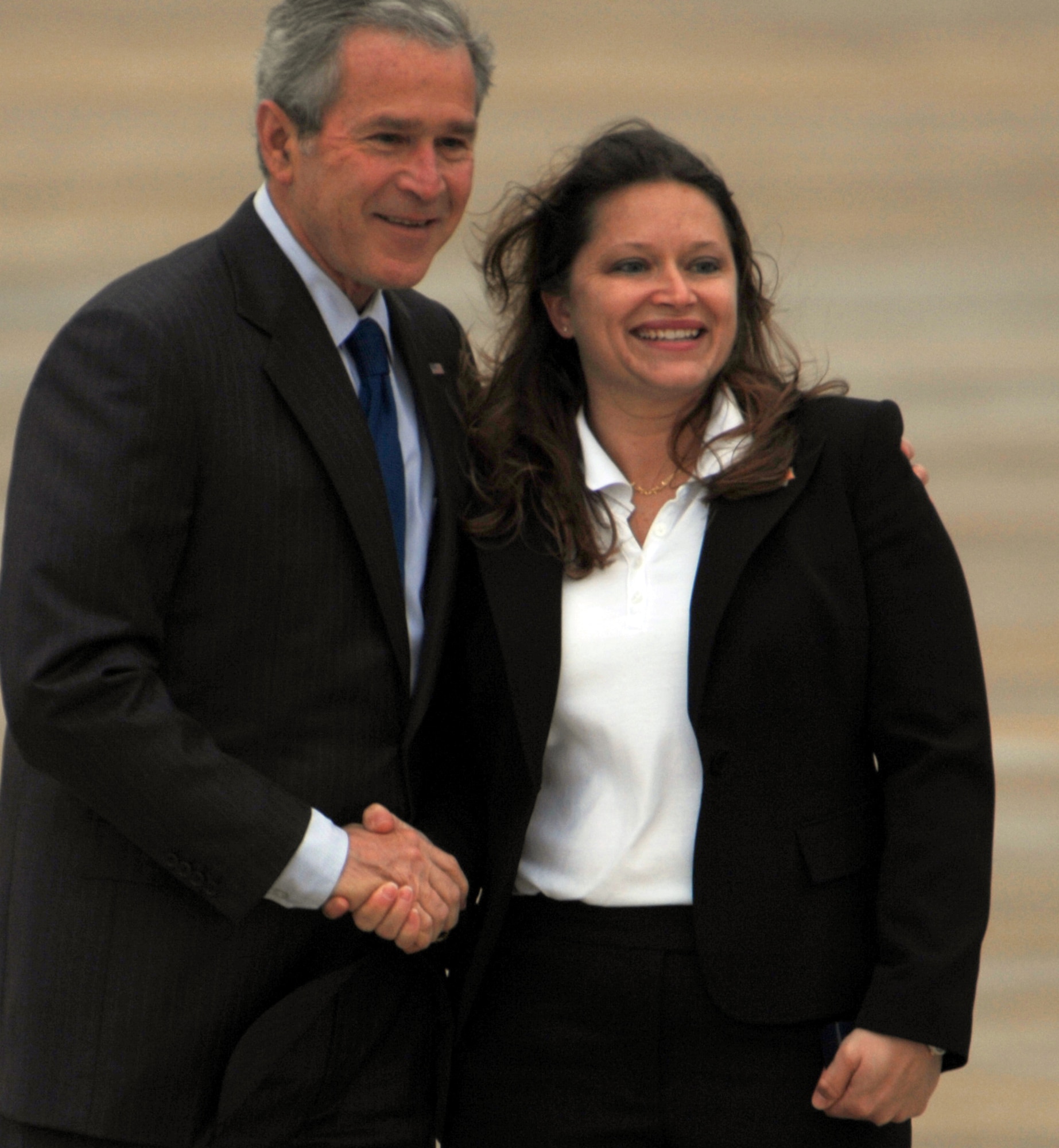 President George W. Bush poses with Angela Schminke, spouse of Tech. Sgt. Steven Schminke, Air Combat Command 10th Intelligence Squadron, upon his arrival here May 13. Angela, who was chosen as one of 15 2007 Military Spouse Award finalists, was given the opportunity to greet the president and his wife, first lady Laura Bush, before they boarded Marine One to attend America’s Anniversary Weekend at Jamestown. (U.S. Air Force photo/Senior Airman Tabitha Kuykendall)