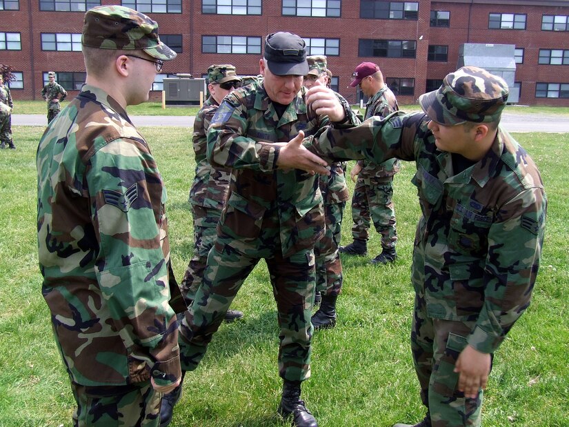 STICK FIGHTING TECHNIQUES AND SECRETS FOR SELF DEFENSE: 101 Combat