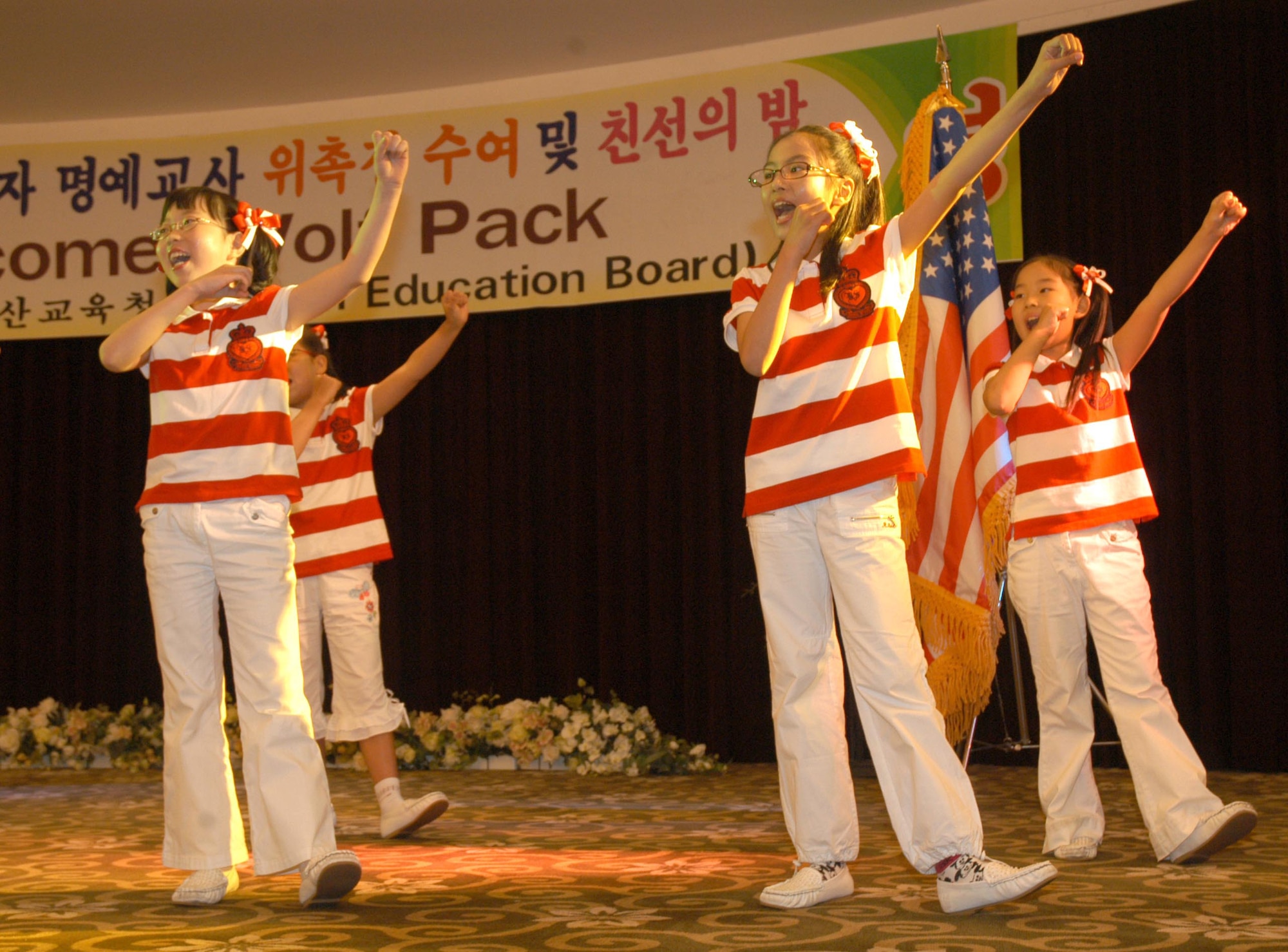 GUNSAN CITY, Republic of Korea  May 17, 2007 -- Students from Jikok elementary school here sing for 8th Fighter Wing "Wolf Pack" Airmen and honored guests May 16 during the 2007 English volunteer recognition dinner. 55 Airmen at Kunsan Air Base were recognized by the local education board for their dedication in helping teach English to elementary and middle school students. (U.S. Air Force photo/Senior Airman Stephen Collier) 