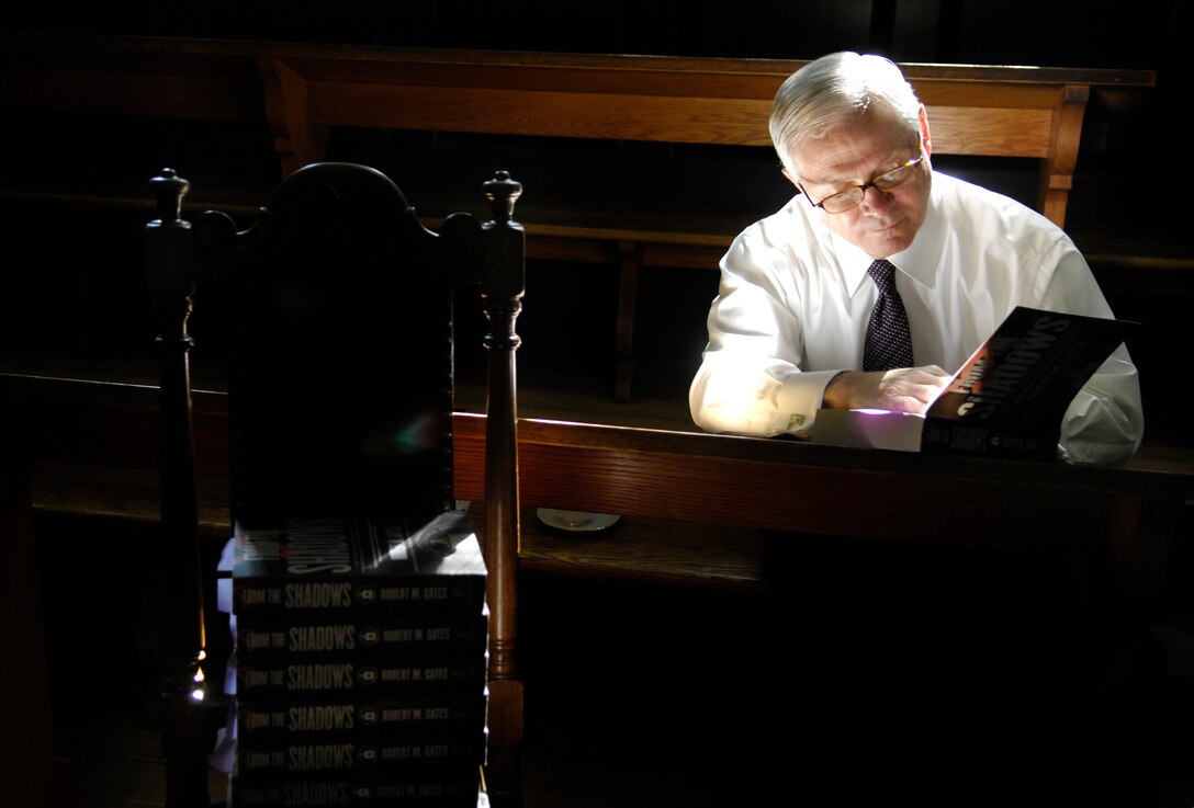 Secretary of Defense Robert M. Gates signs copies of his book, “From the Shadows,” before speaking at the commencement ceremony of his alma mater, the College of William and Mary, in Williamsburg, Va., May 20, 2007.