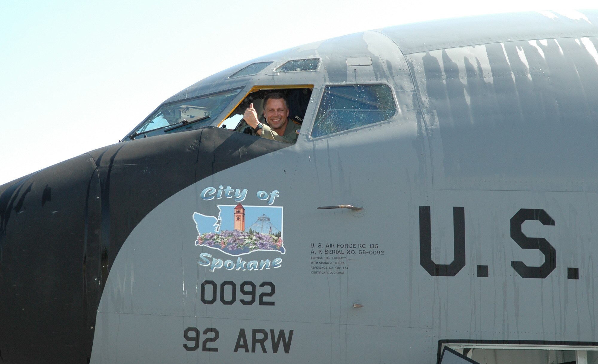 FAIRCHILD AIR FORCE BASE, Wash – Col. Scott Hanson, 92nd Air Refueling Wing commander, gives a thumbs-up before exiting a KC-135 Stratotanker after his fini flight May 19. Colonel Hanson will head for Scott Air Force Base, Ill., following the change-of command ceremony May 22. (U.S. Air Force photo/ Airman 1st Class Kali L. Gradishar)