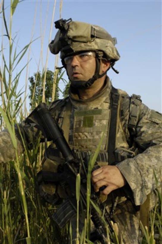 A U.S. Army soldier attached to the 4th Battalion, 31st Infantry Regiment searches for three missing soldiers in Yusifiyah, Iraq, on May 14, 2007.  