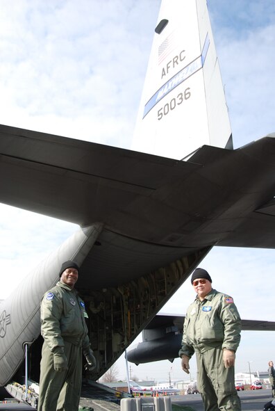 Members of the 932nd Airlift Wing check out a visiting C-130 during an Aeromedical Evacuation excercise in Nashville.  Photo/Capt. Stan Paregien