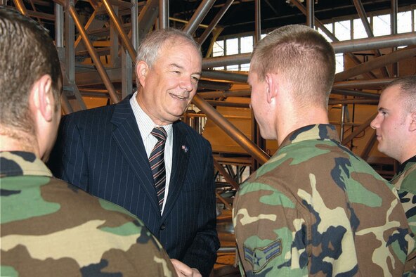 Secretary of the Air Force Michael Wynne visits with 552nd Air Control Wing Airmen including hydraulics apprentice Airman 1st Class Glyn Harrell during his May 22 and 23 Tinker visit.  The secretary met the crew of an E-3 Sentry, shook hands with maintainers working on the ground and high inside the rotodome, toured Bldg. 3001 and had breakfast with Airmen during his visit.   Secretary Wynne, along with Lt. Gen. Terry Gabreski, Air Force Materiel Command vice commander, were featured speakers at the Aerospace Summit and Expo in Oklahoma City.  
