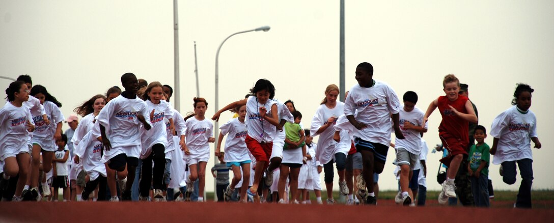 Children take off from the starting line a the Armed Forces Day America's Kids Run May 19. (U.S. Air Force photo/Airman 1st Class Jacob Corbin)